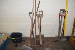 MIXED LOT: PICKAXE AND ASSORTED GARDEN TOOLS