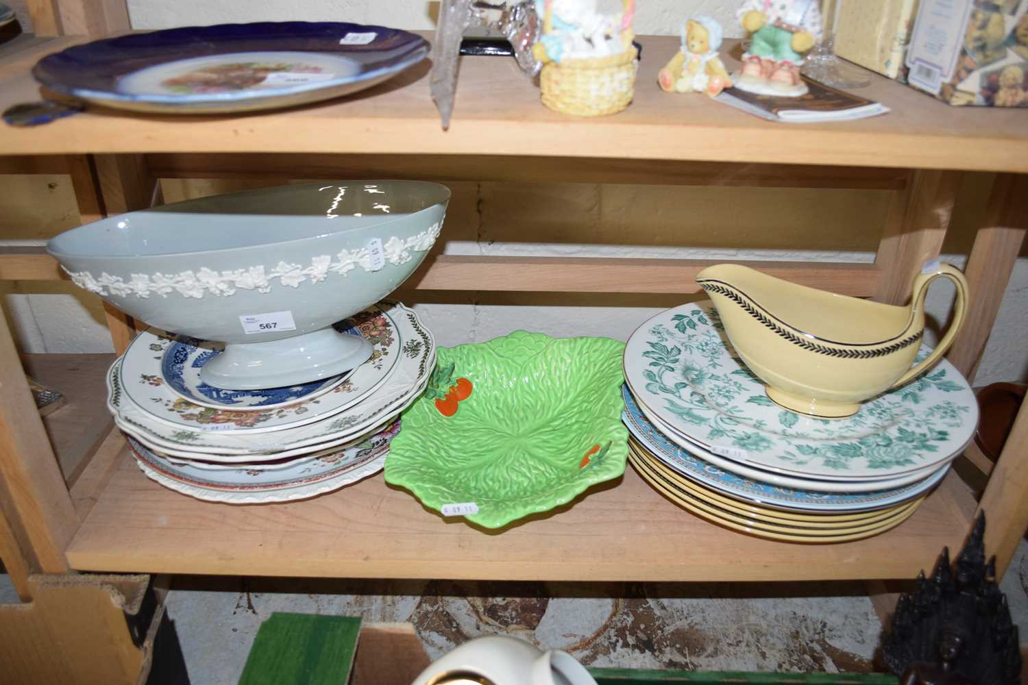 MIXED LOT : CERAMICS TO INCLUDE WEDGWOOD FLORENTINE PLATE, PLUS OTHER PLATES, FLOWER VASE ETC