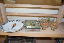 MIXED LOT : SET OF FOUR RETRO GLASSES, HMS VICTORY METAL TIN AND A PLATE DECORATED WITH KING