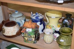 MIXED LOT : DECORATED TEA POTS, DAMAGED CLOISONNE VASE AND OTHER ITEMS