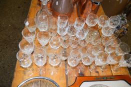LARGE LOT OF 20TH CENTURY CLEAR WINES AND OTHER DRINKING GLASSES, PLUS A DECANTER