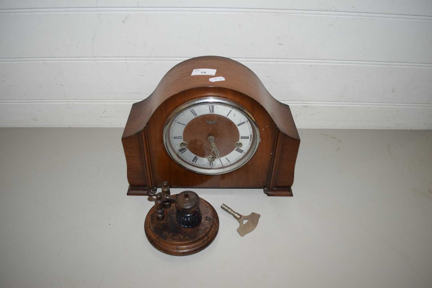 MIXED LOT COMPRISING SMITHS ENFIELD MANTEL CLOCK, TOGETHER WITH A SMALL INKWELL WITH TURNED WOODEN