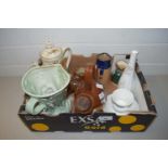 MIXED LOT OF CERAMICS TO INCLUDE A DOULTON OLD SARUM KETTLE AND OTHER ITEMS