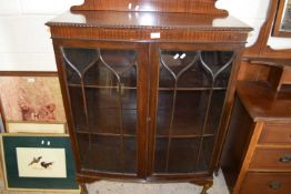 EDWARDIAN MAHOGANY BOW FRONT DISPLAY CABINET OR BOOKCASE, 91CM WIDE