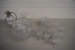 MIXED LOT : CLEAR GLASS WARES TO INCLUDE DRINKING GLASSES, BOWLS, SMALL JUG ETC