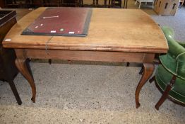 LATE 19TH CENTURY CONTINENTAL OAK DRAW LEAF DINING TABLE ON CABRIOLE LEGS, 136CM WIDE, UNEXTENDED
