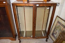 EARLY 20TH CENTURY MAHOGANY BOW FRONT TWO DOOR CHINA DISPLAY CABINET ON BALL AND CLAW FEET, 89CM