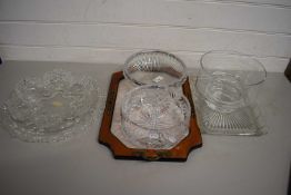 MIXED LOT : VARIOUS GLASS BOWLS, WOOD FRAMED TRAY, AND OTHER ITEMS