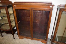 EARLY 20TH CENTURY GLAZED TWO DOOR BOOKCASE CABINET, 106CM WIDE