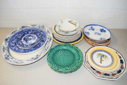 MIXED LOT VARIOUS DECORATED PLATES AND BOWLS TO INCLUDE WEDGWOOD BLUE AND WHITE PLATE, VARIOUS