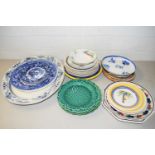 MIXED LOT VARIOUS DECORATED PLATES AND BOWLS TO INCLUDE WEDGWOOD BLUE AND WHITE PLATE, VARIOUS