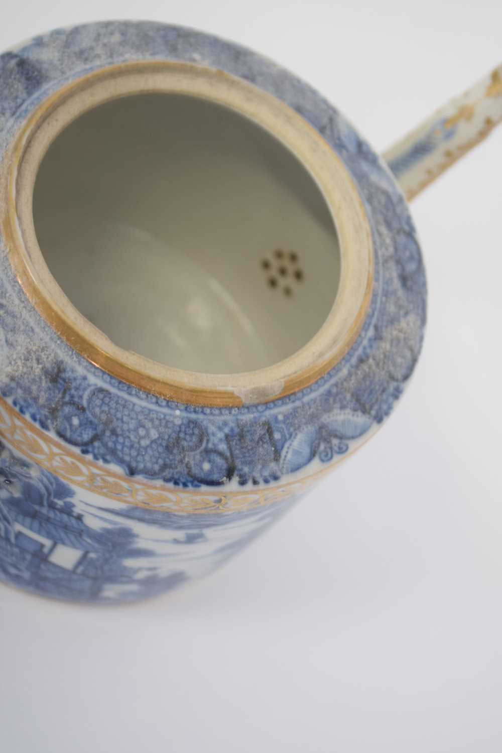 Late 18th century Chinese porcelain teapot with blue and white design and gilt overglaze - Image 8 of 8