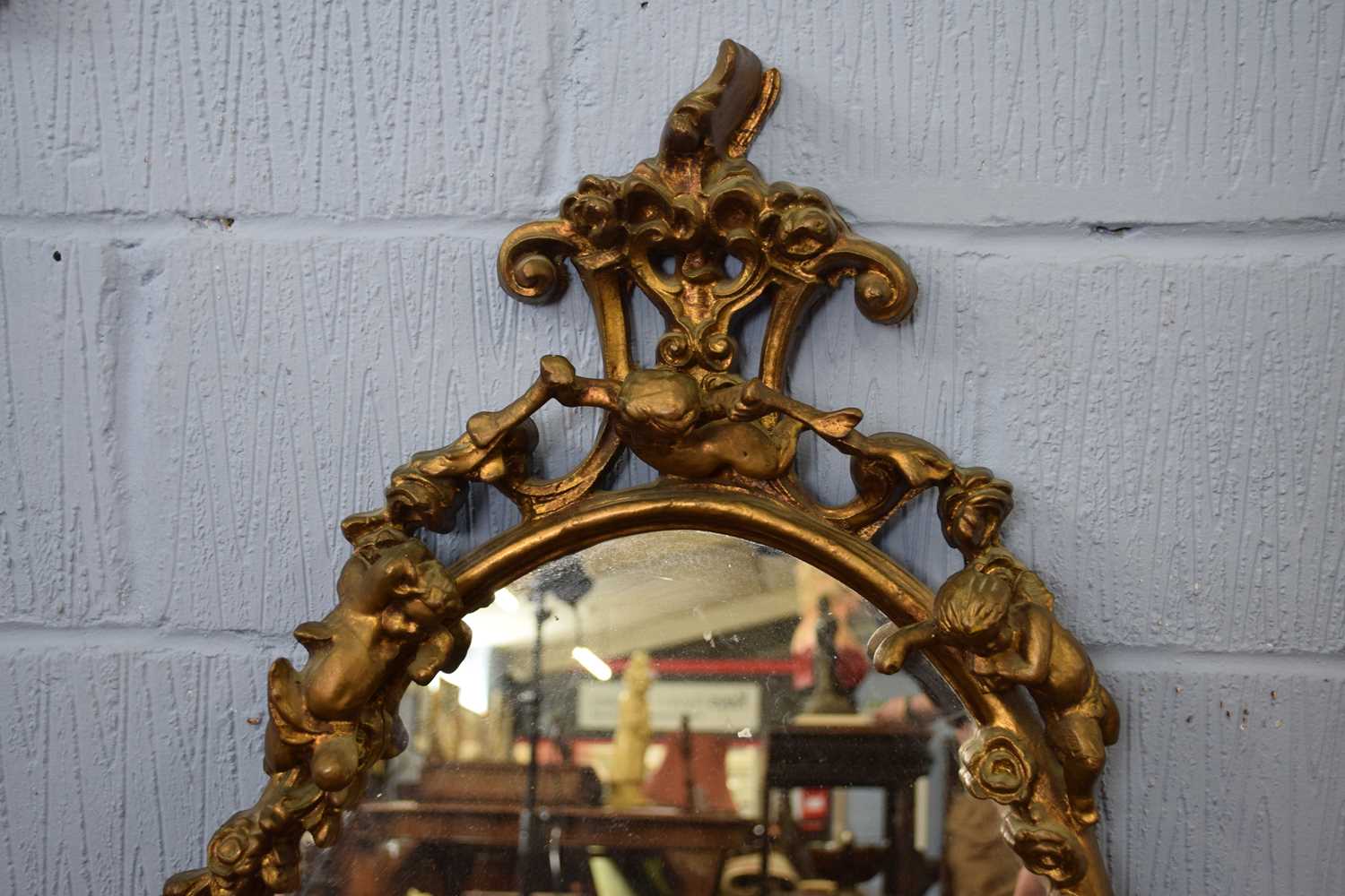 20th century giltwood wall mirror of Italian manufacture with oval plate surrounded by a frame - Image 2 of 3