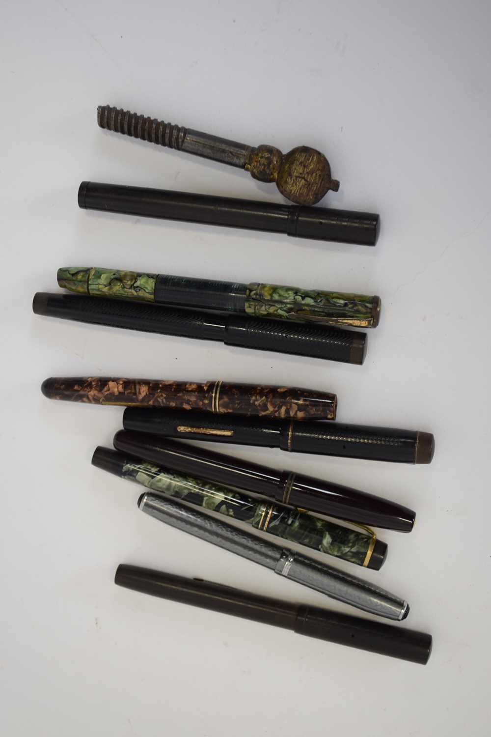 Group of fountain pens by De la Rue and others, some with gold nibs