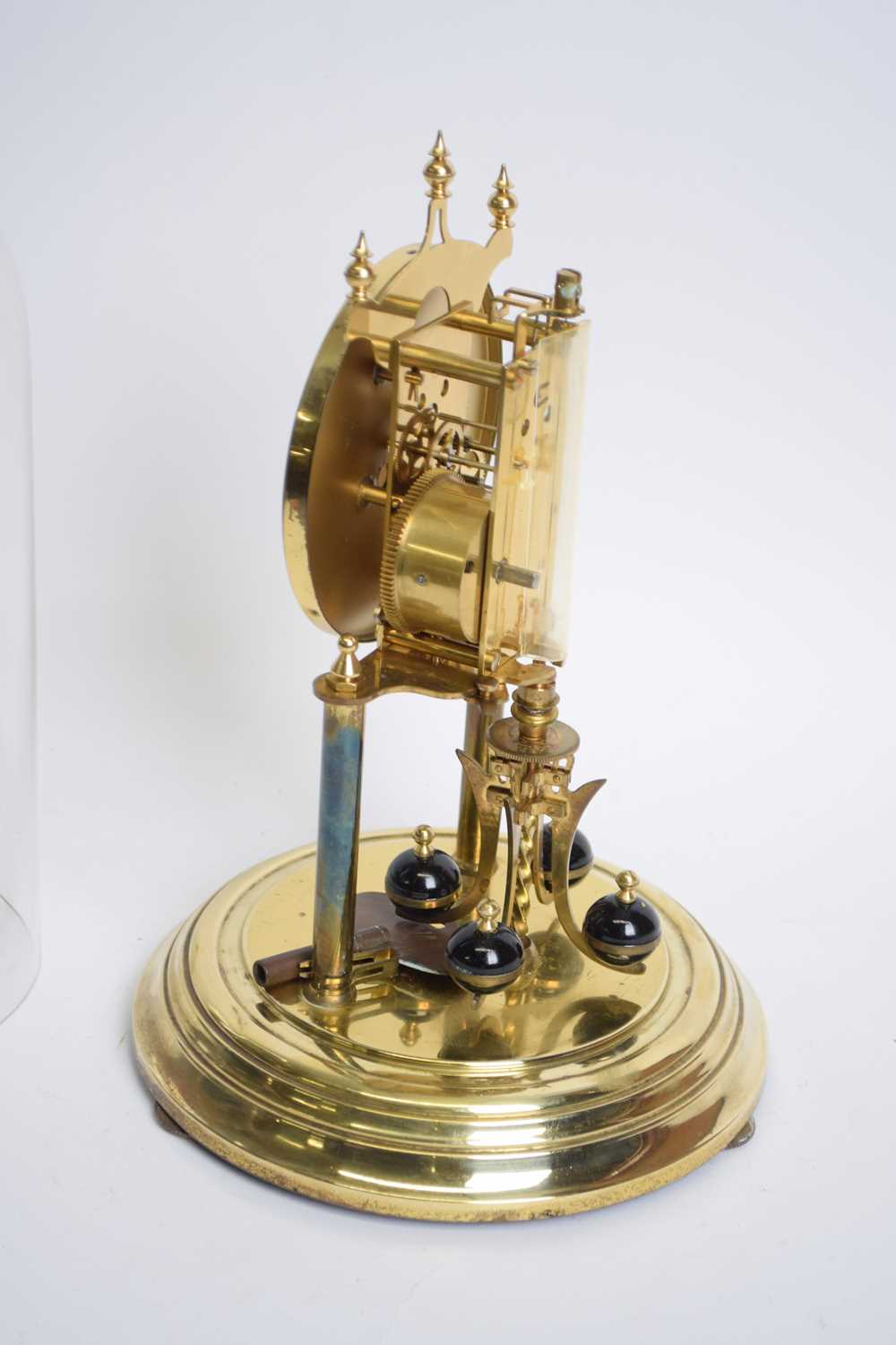 Kundo brass torsion or anniversary clock set under a glass dome, 30cm high - Image 3 of 3