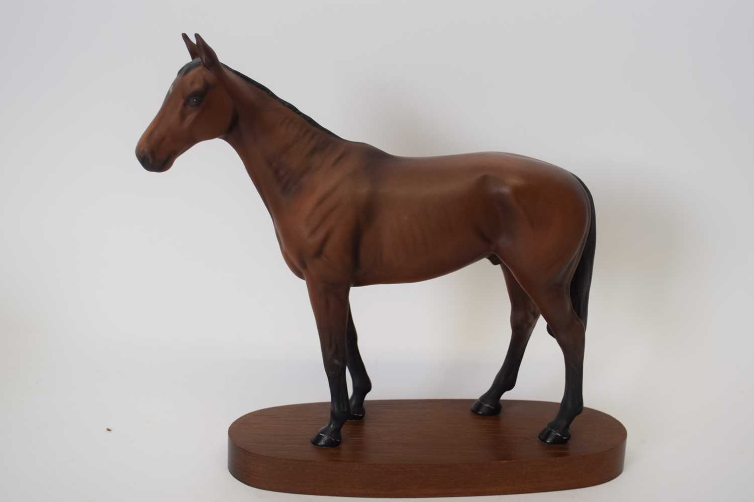 Beswick Connoisseur model of Mill Reef on wooden plinth - Image 2 of 4