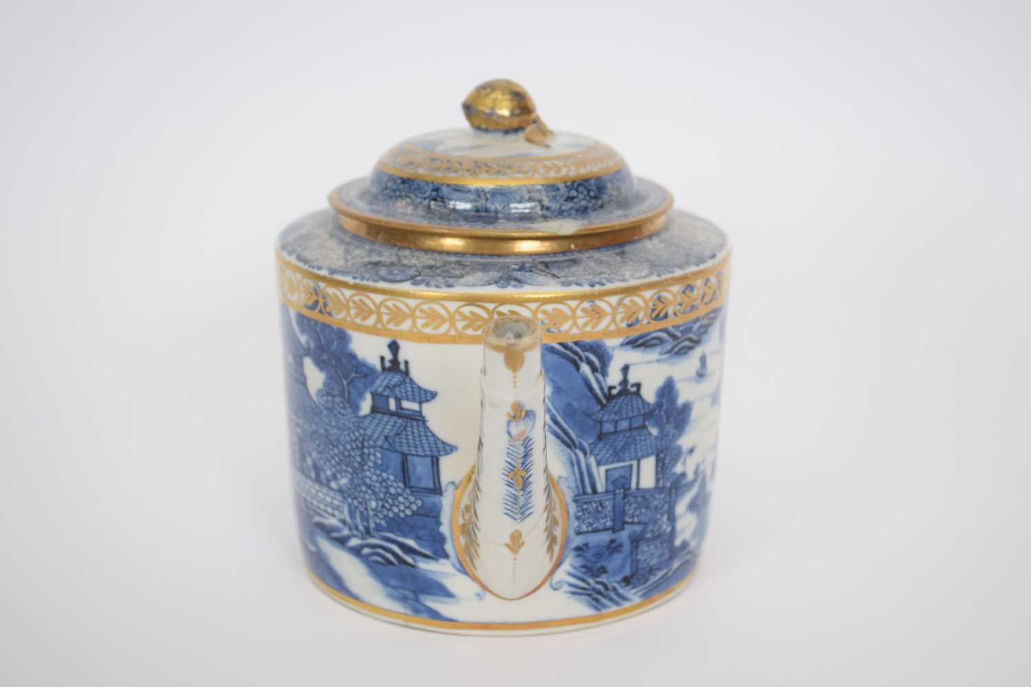 Late 18th century Chinese porcelain teapot with blue and white design and gilt overglaze - Image 3 of 8