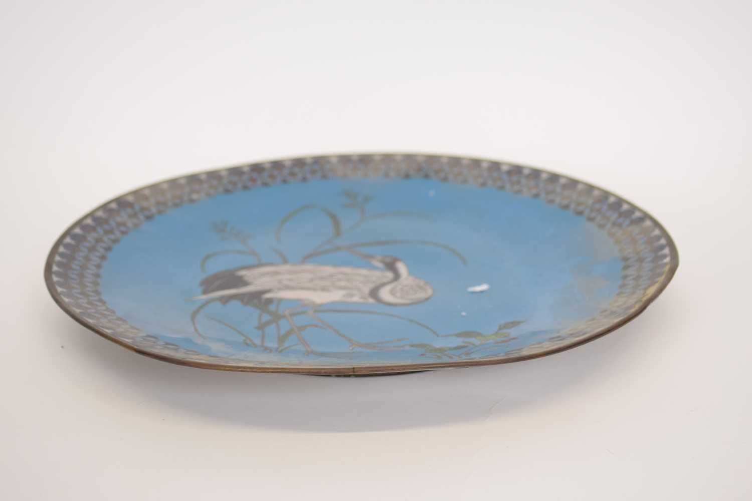 Large Japanese cloisonne dish decorated with a crane, 30cm diam - Image 3 of 4