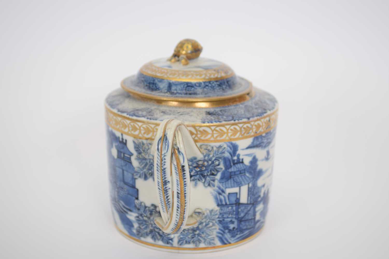 Late 18th century Chinese porcelain teapot with blue and white design and gilt overglaze - Image 5 of 8