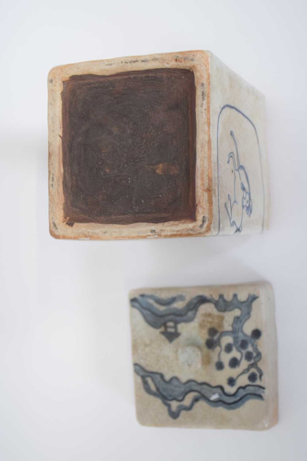 Chinese porcelain jar and cover with unusual decoration of horses, of square shape, 16cm high - Image 7 of 7