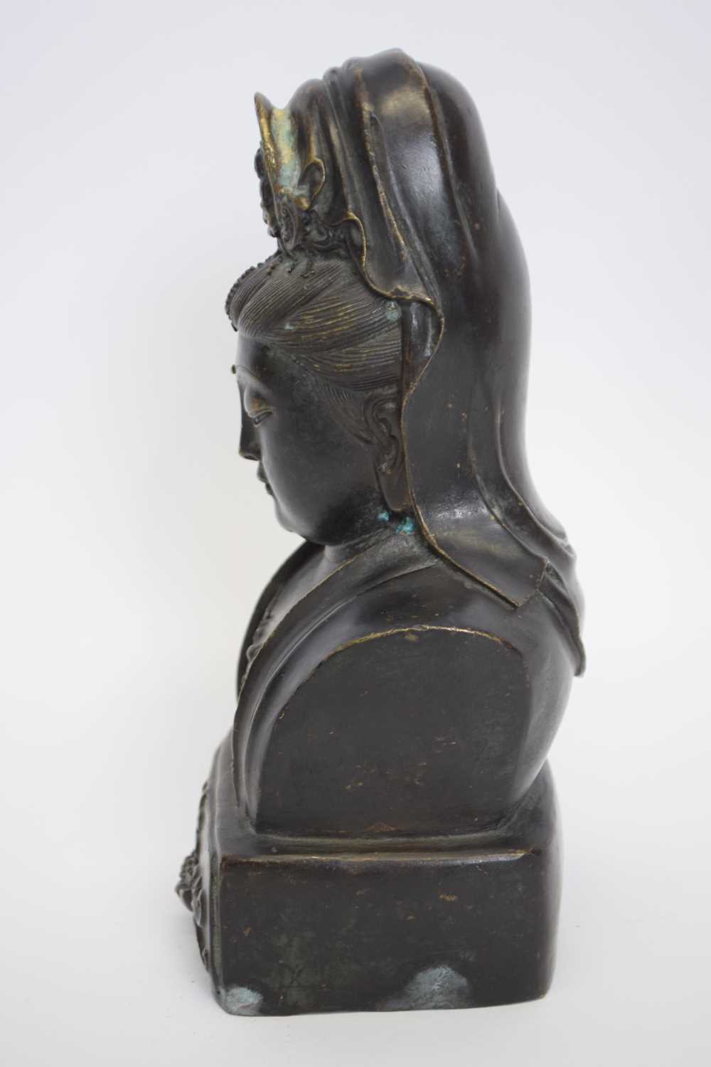 Asian bronze figure of a deity, 22cm high - Image 2 of 6