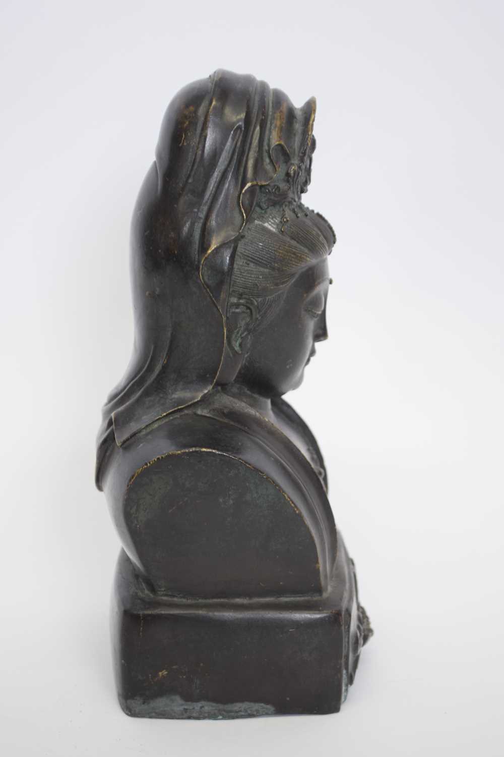 Asian bronze figure of a deity, 22cm high - Image 4 of 6