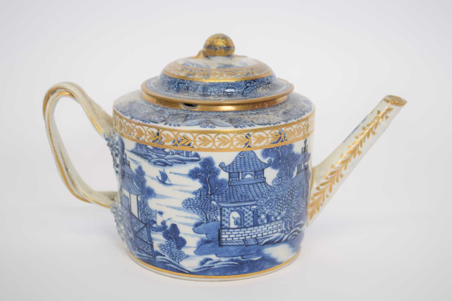 Late 18th century Chinese porcelain teapot with blue and white design and gilt overglaze - Image 4 of 8
