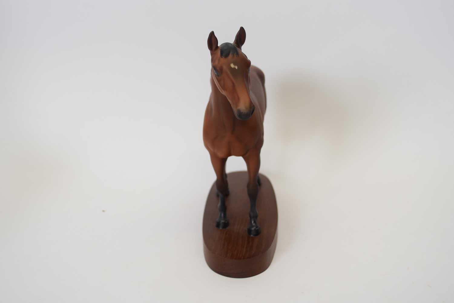 Beswick Connoisseur model of Mill Reef on wooden plinth - Image 3 of 4