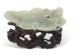 Green jade dish on carved wooden stand, 15cm long