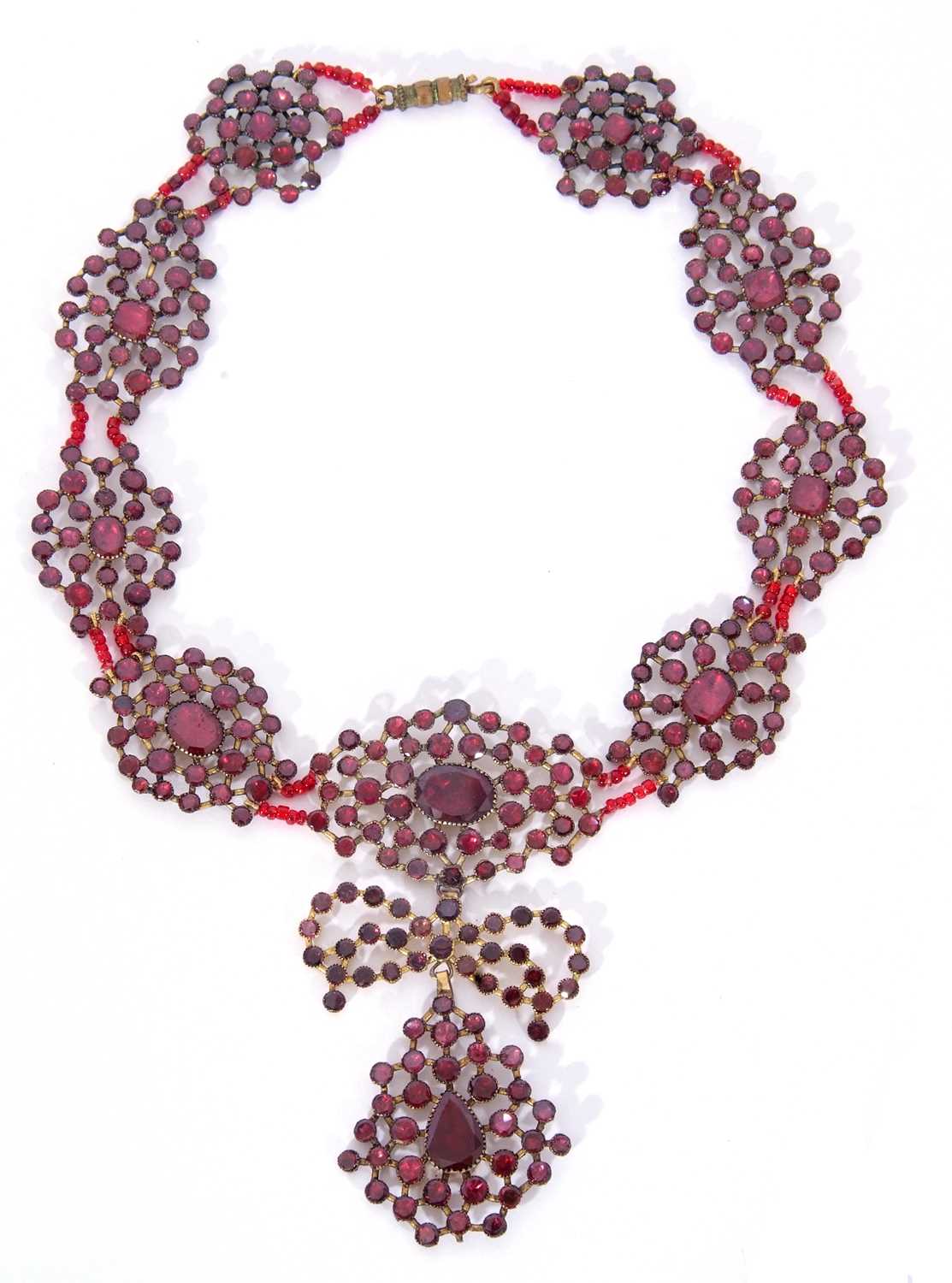 Vintage Bohemian garnet drop necklace, the flat cut garnets with foil backed enclosed gilt metal - Image 3 of 9