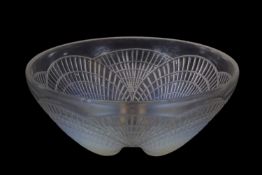 Lalique Coquilles bowl with opalescent feet, the base engraved 'R Lalique No 3202', circa 1920, 18cm