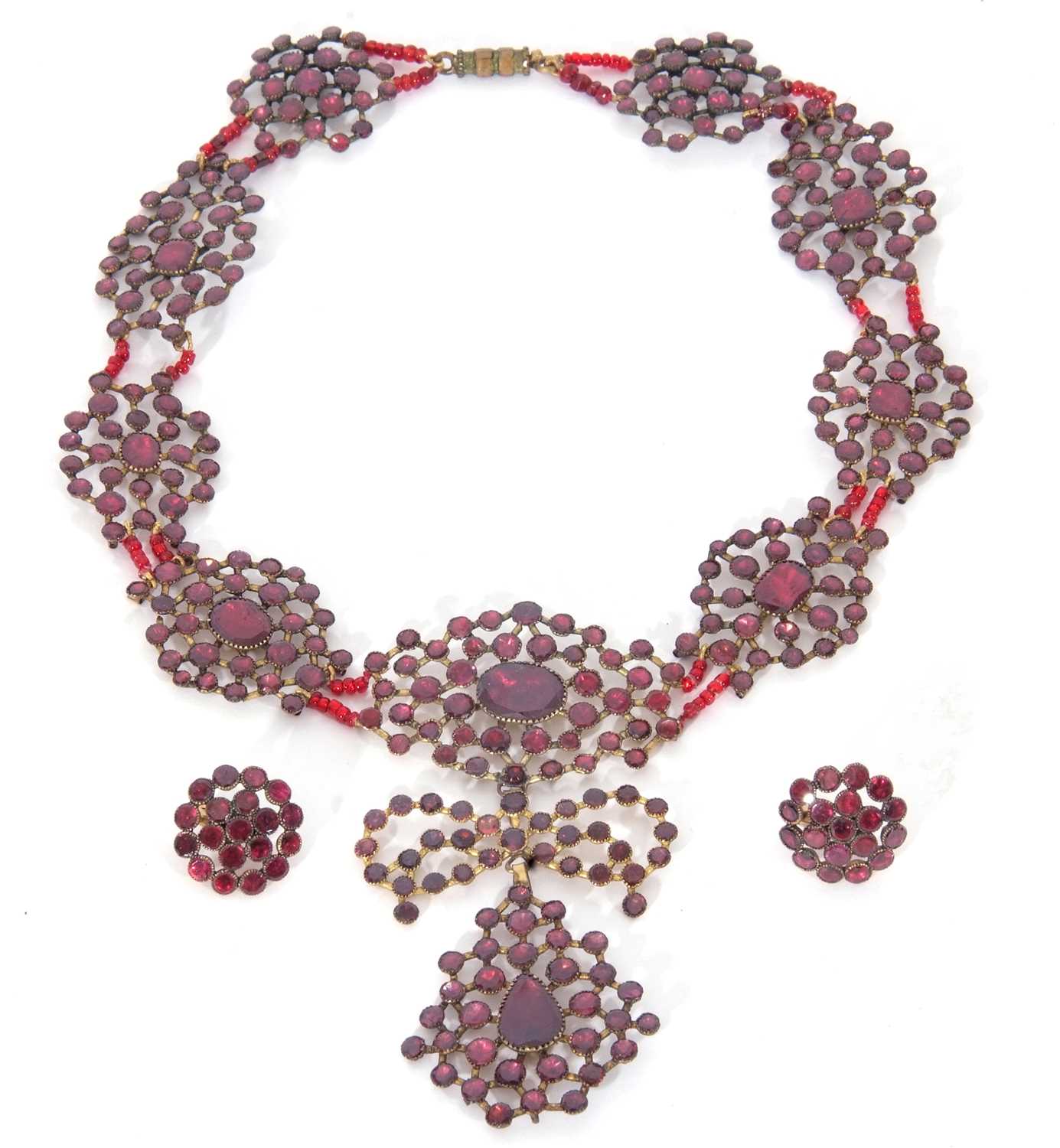 Vintage Bohemian garnet drop necklace, the flat cut garnets with foil backed enclosed gilt metal - Image 7 of 9