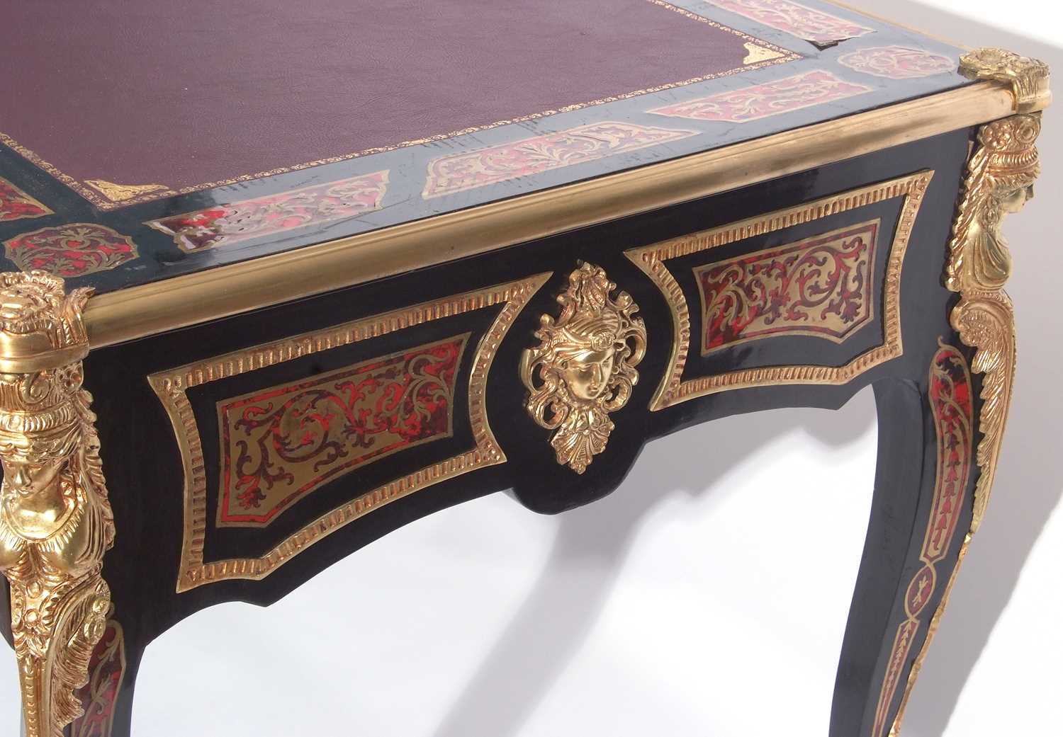 Reproduction boule style desk with inset writing surface over three drawers with ornate brass - Image 5 of 9