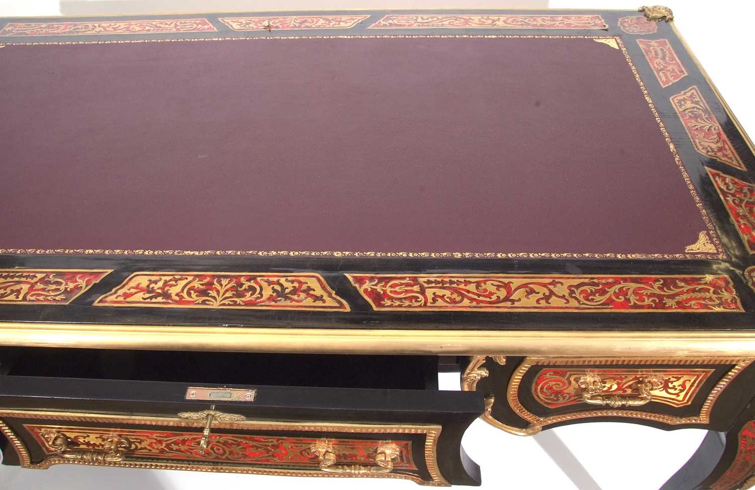 Reproduction boule style desk with inset writing surface over three drawers with ornate brass - Image 9 of 9