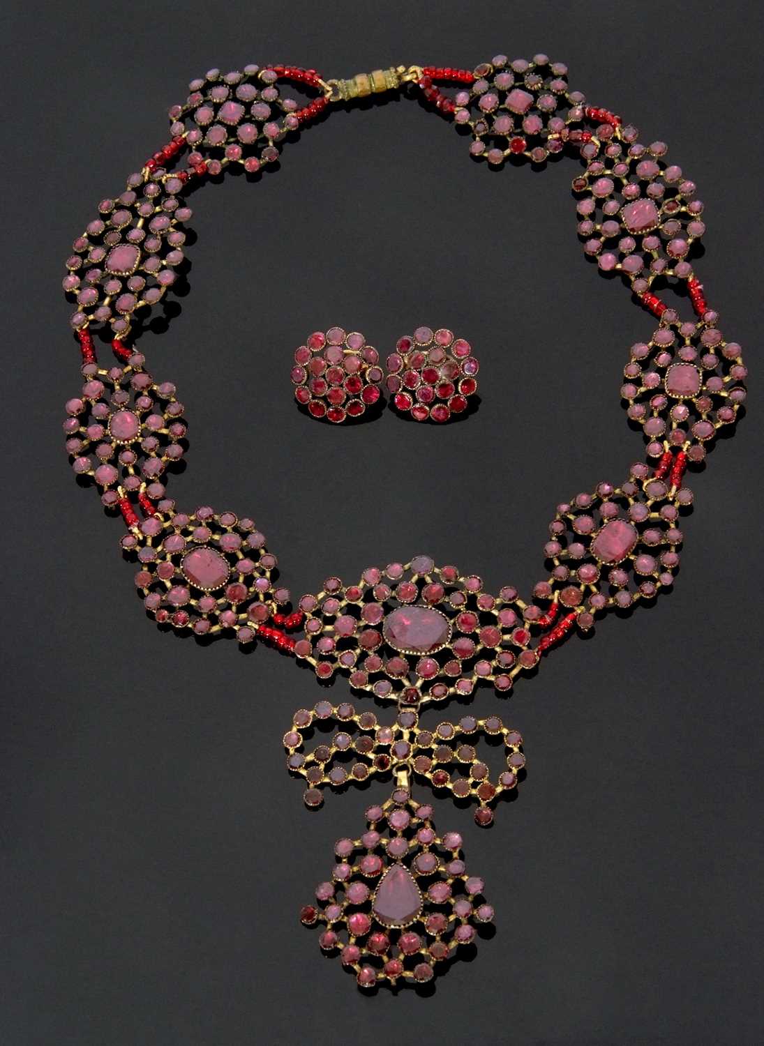 Vintage Bohemian garnet drop necklace, the flat cut garnets with foil backed enclosed gilt metal - Image 2 of 9