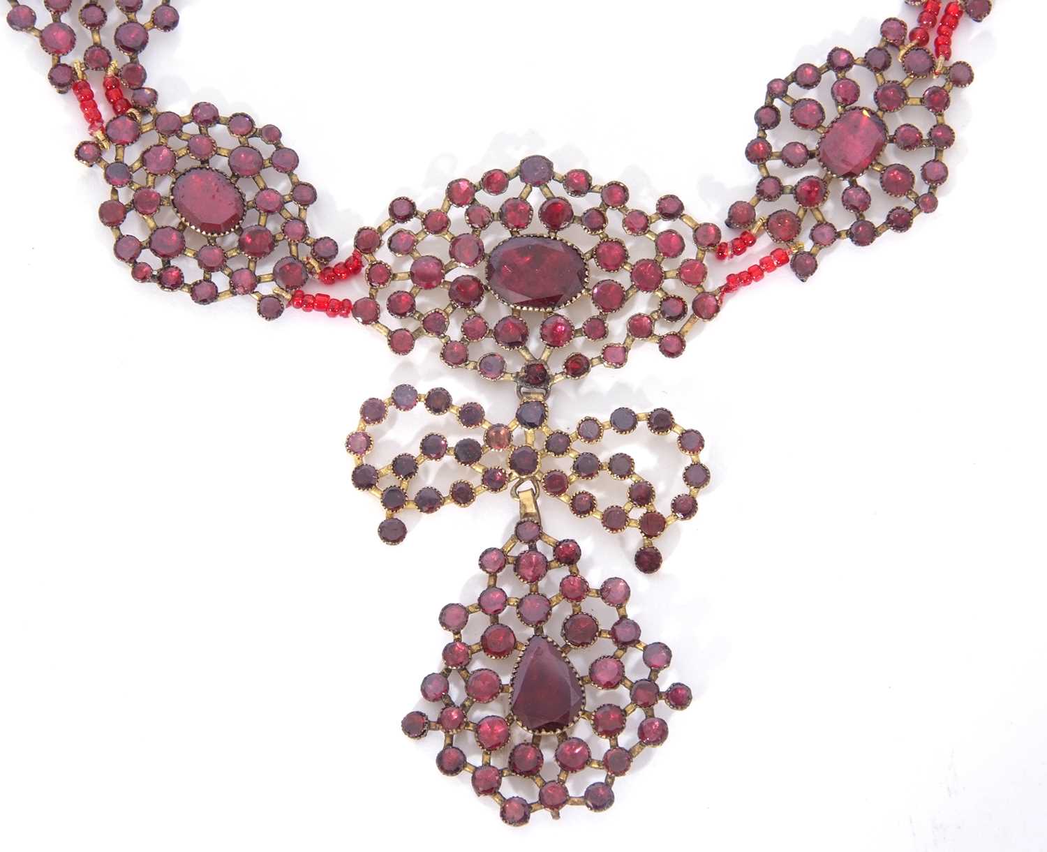 Vintage Bohemian garnet drop necklace, the flat cut garnets with foil backed enclosed gilt metal - Image 4 of 9