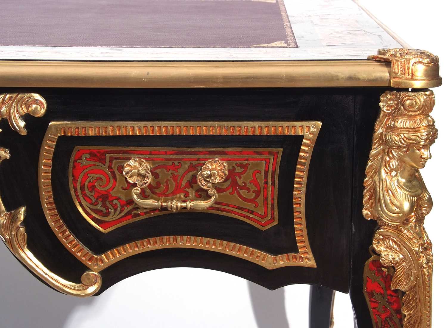 Reproduction boule style desk with inset writing surface over three drawers with ornate brass - Image 7 of 9