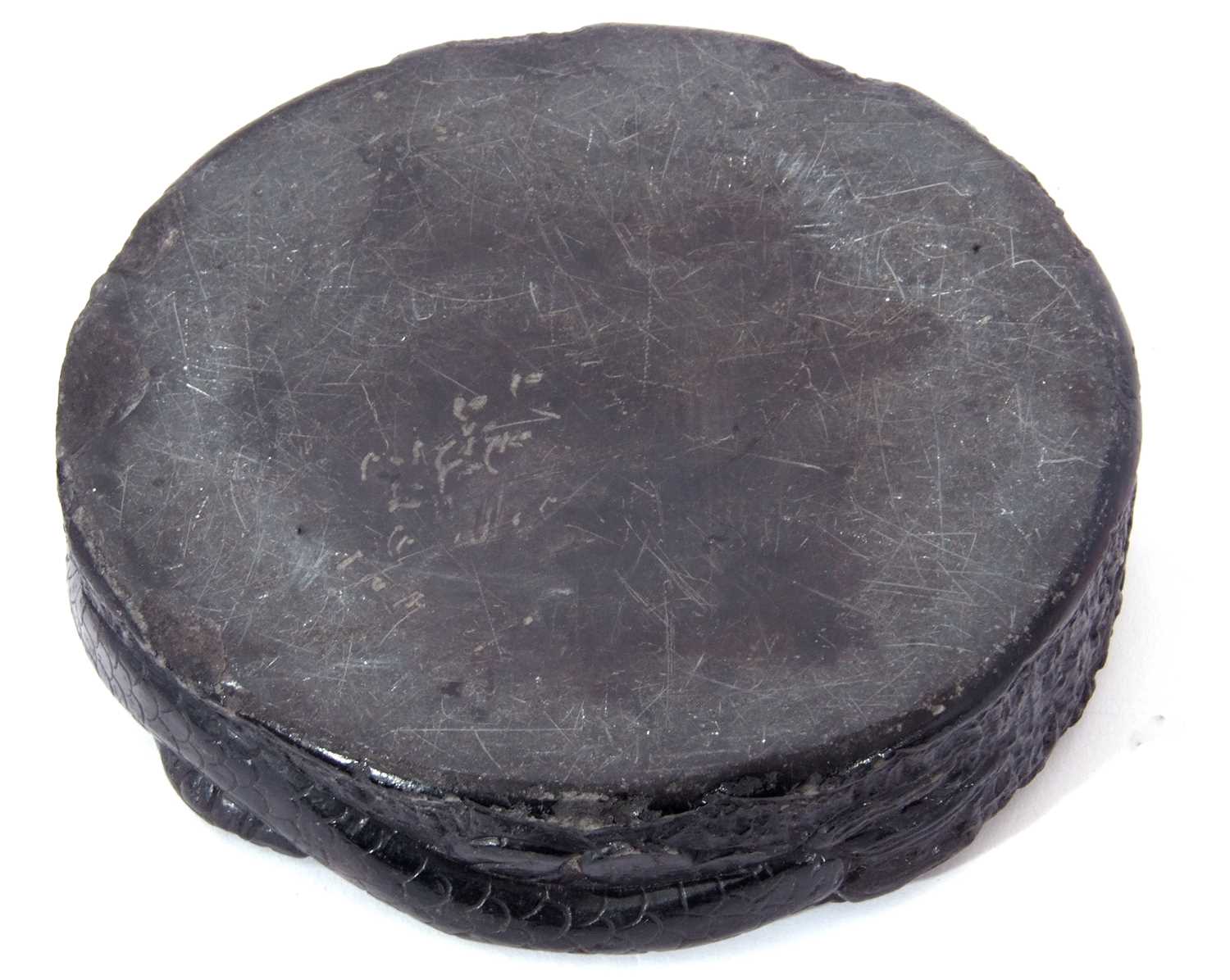 Chinese circular black slate inkwell and cover modelled as a sinuous dragon, the cover with dragon - Image 5 of 5