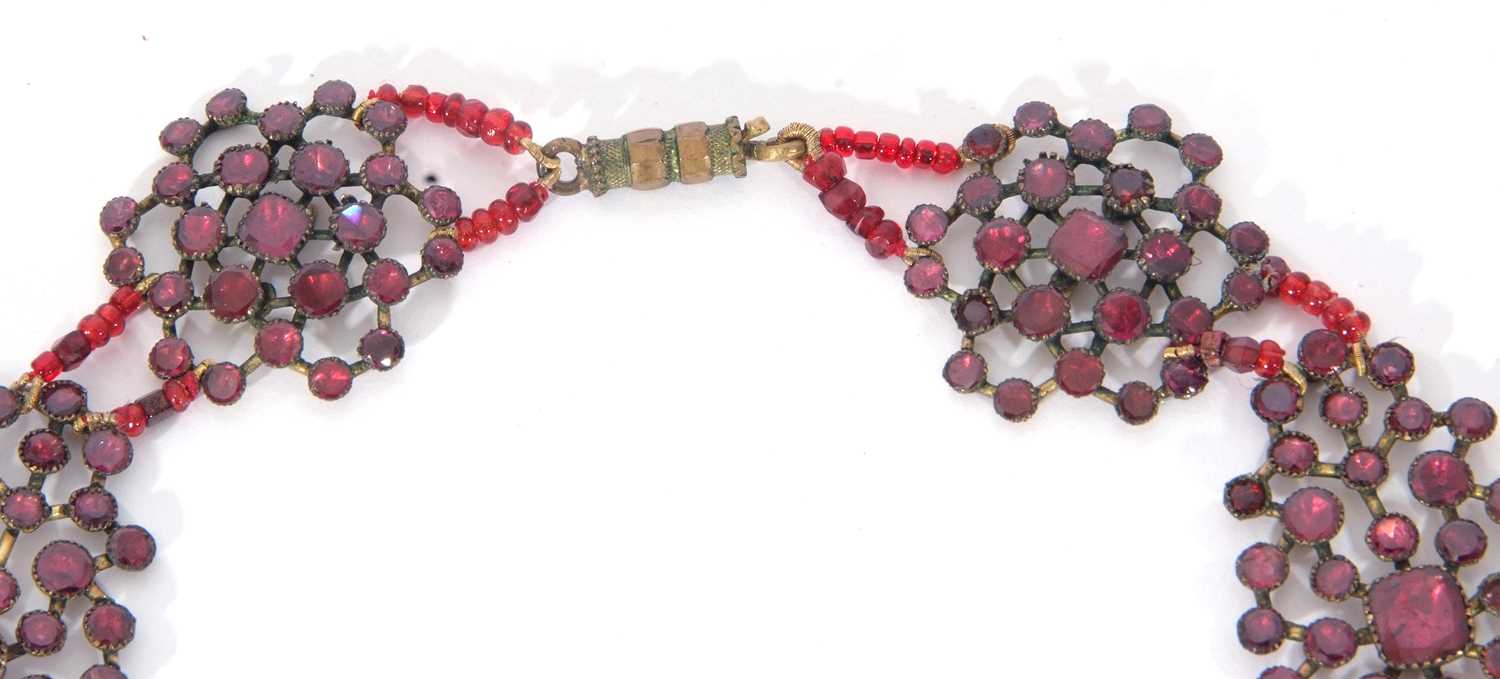 Vintage Bohemian garnet drop necklace, the flat cut garnets with foil backed enclosed gilt metal - Image 5 of 9