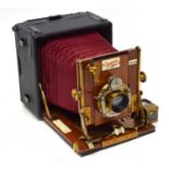 A RARE C1910 SANDERSON FIELD CAMERA COMPLETE WITH LEATHER CARRY CASE, INSTRUCTION MANUAL AND PLATES