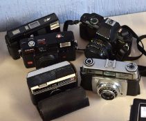 A SMALL COLLECTION OF VINTAGE CAMERAS TO INCLUDE A KODAK INSTAMATIC 100, ILFORD SPORTSMAN, HALINA