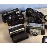 A SMALL COLLECTION OF VINTAGE CAMERAS TO INCLUDE A KODAK INSTAMATIC 100, ILFORD SPORTSMAN, HALINA