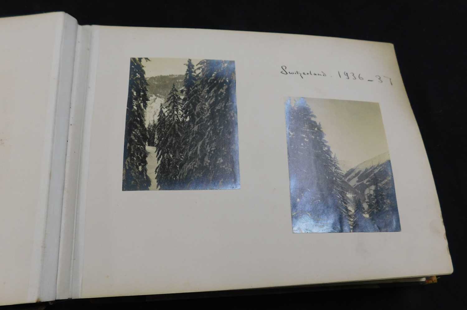 Two photo albums with 400 assorted photos, 1930s, re: Guinevere Jeanne Sinclair (1885-1978), various - Image 5 of 6