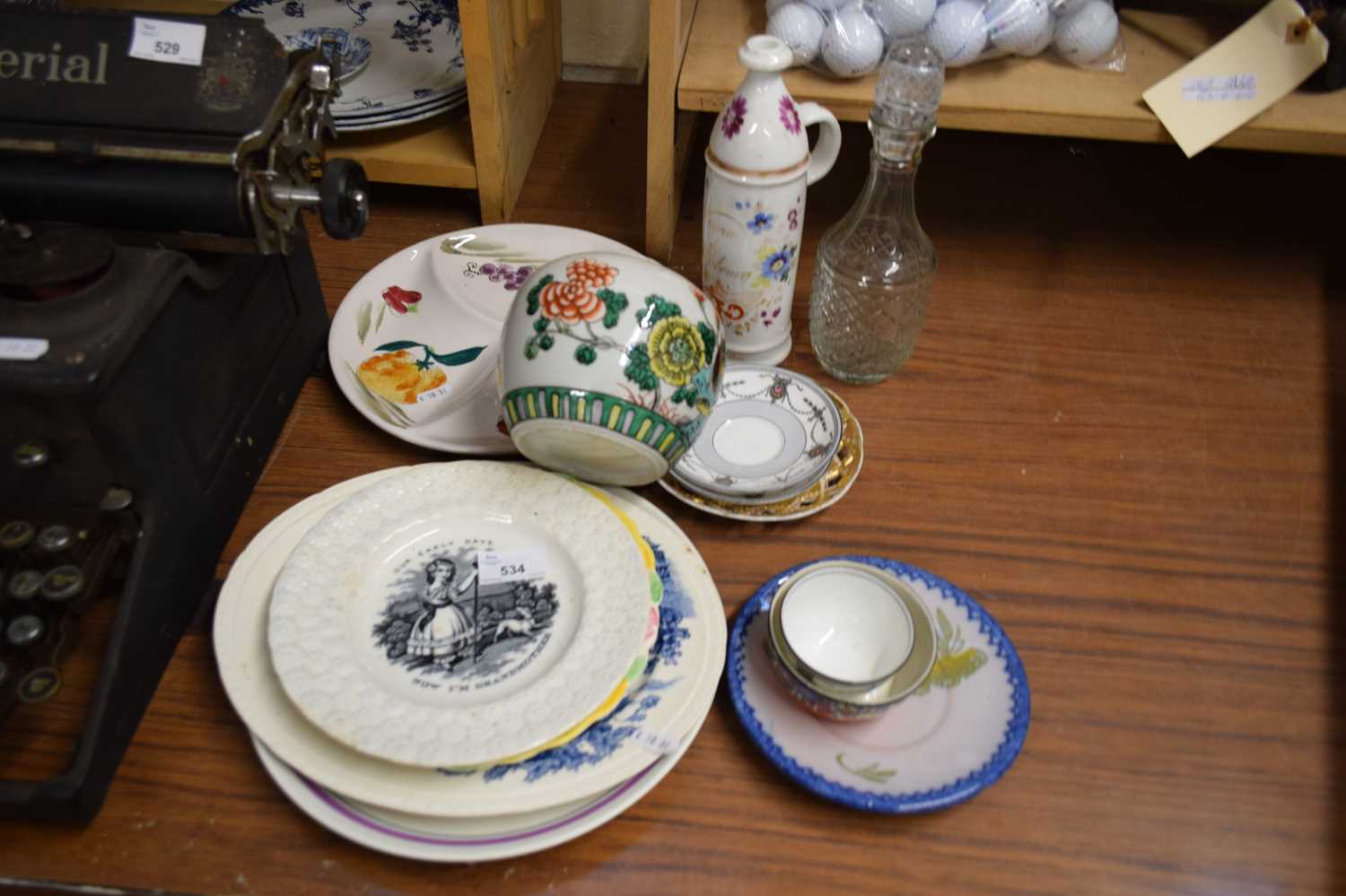 MIXED LOT VARIOUS CERAMICS AND GLASS WARE TO INCLUDE A 19TH CENTURY NURSERY RHYME PLATE, HORS D'