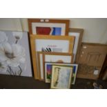 MIXED LOT : MODERN PRINTS AND PICTURE FRAMES PLUS A SMALL WATERCOLOUR OF A RURAL VIEW