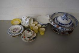MIXED LOT TO INCLUDE 19TH CENTURY WORCESTER PEDESTAL BOWL, PORCELAIN COFFEE CANS, ETC