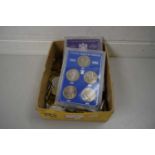 BOX OF VARIOUS WORLD COINAGE TO INCLUDE ROYAL SILVER WEDDING COLLECTION BOXED SET AND UK CROWNS