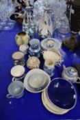 MIXED LOT VARIOUS CERAMICS TO INCLUDE A PAIR OF MODERN DELFT VASES