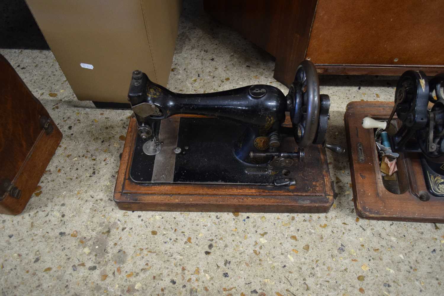 VINTAGE CASED SINGER SEWING MACHINE