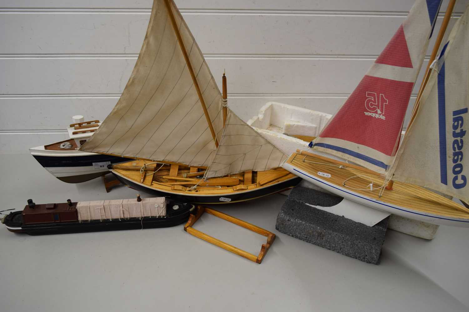 MIXED LOT COMPRISING A RADIO CONTROLLED TORPEDO BOAT PLUS TWO MODEL YACHTS AND A MODEL FISHING